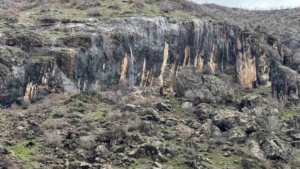 Beytüşşebap'ta kayanın içinden dökülen sular hayran bırakıyor