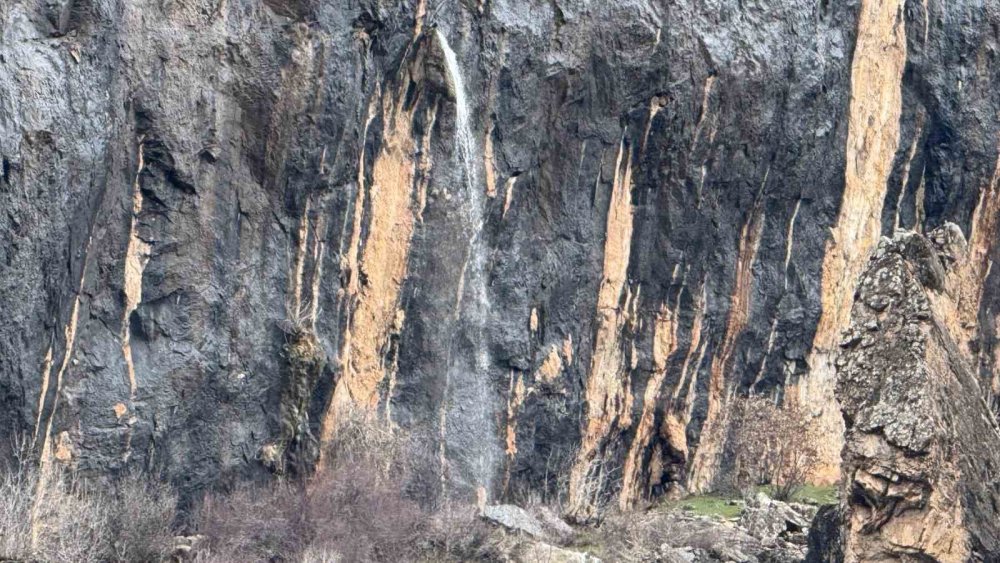 Beytüşşebap'ta kayanın içinden dökülen sular hayran bırakıyor