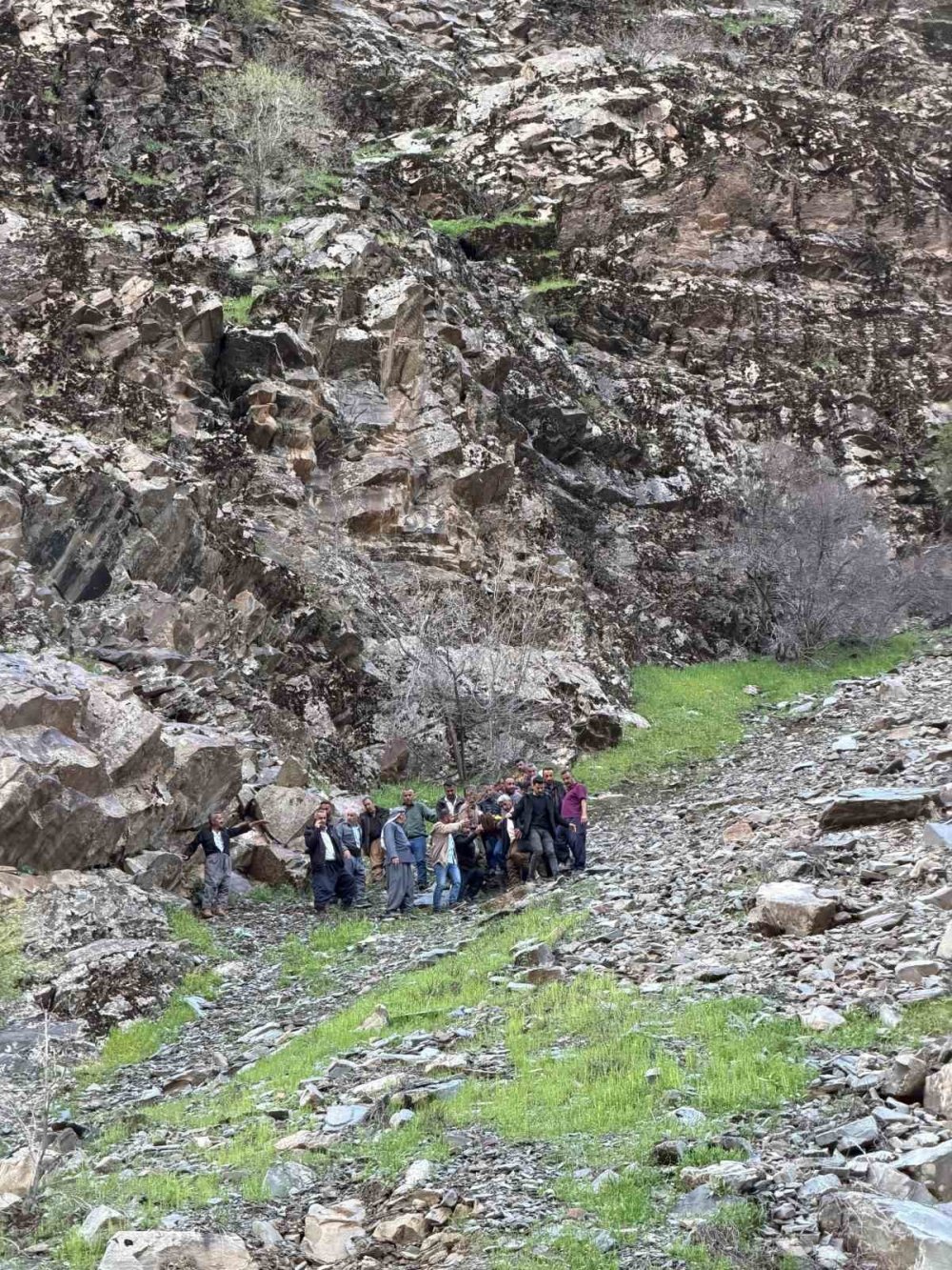 Pancar toplamaya gitti, kayalıklardan düşerek yaralandı
