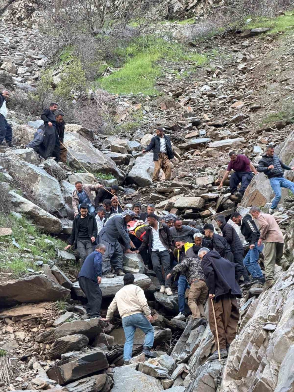 Pancar toplamaya gitti, kayalıklardan düşerek yaralandı
