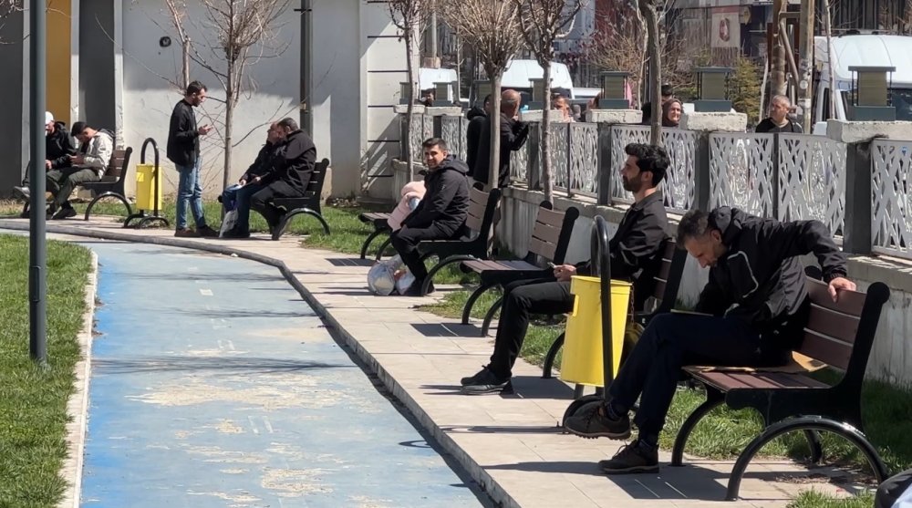 Yüksekova’da güneş yüzünü gösterdi: Vatandaşlar parklara akın etti