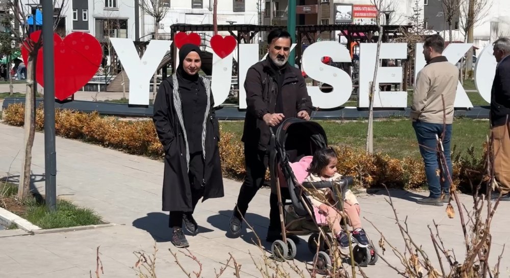 Yüksekova’da güneş yüzünü gösterdi: Vatandaşlar parklara akın etti