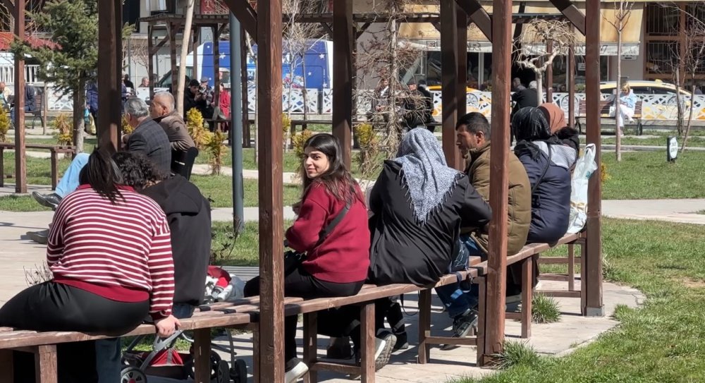 Yüksekova’da güneş yüzünü gösterdi: Vatandaşlar parklara akın etti