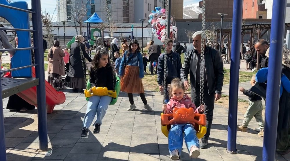 Yüksekova’da güneş yüzünü gösterdi: Vatandaşlar parklara akın etti