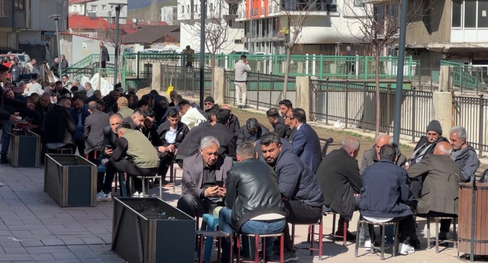Yüksekova’da güneş yüzünü gösterdi: Vatandaşlar parklara akın etti