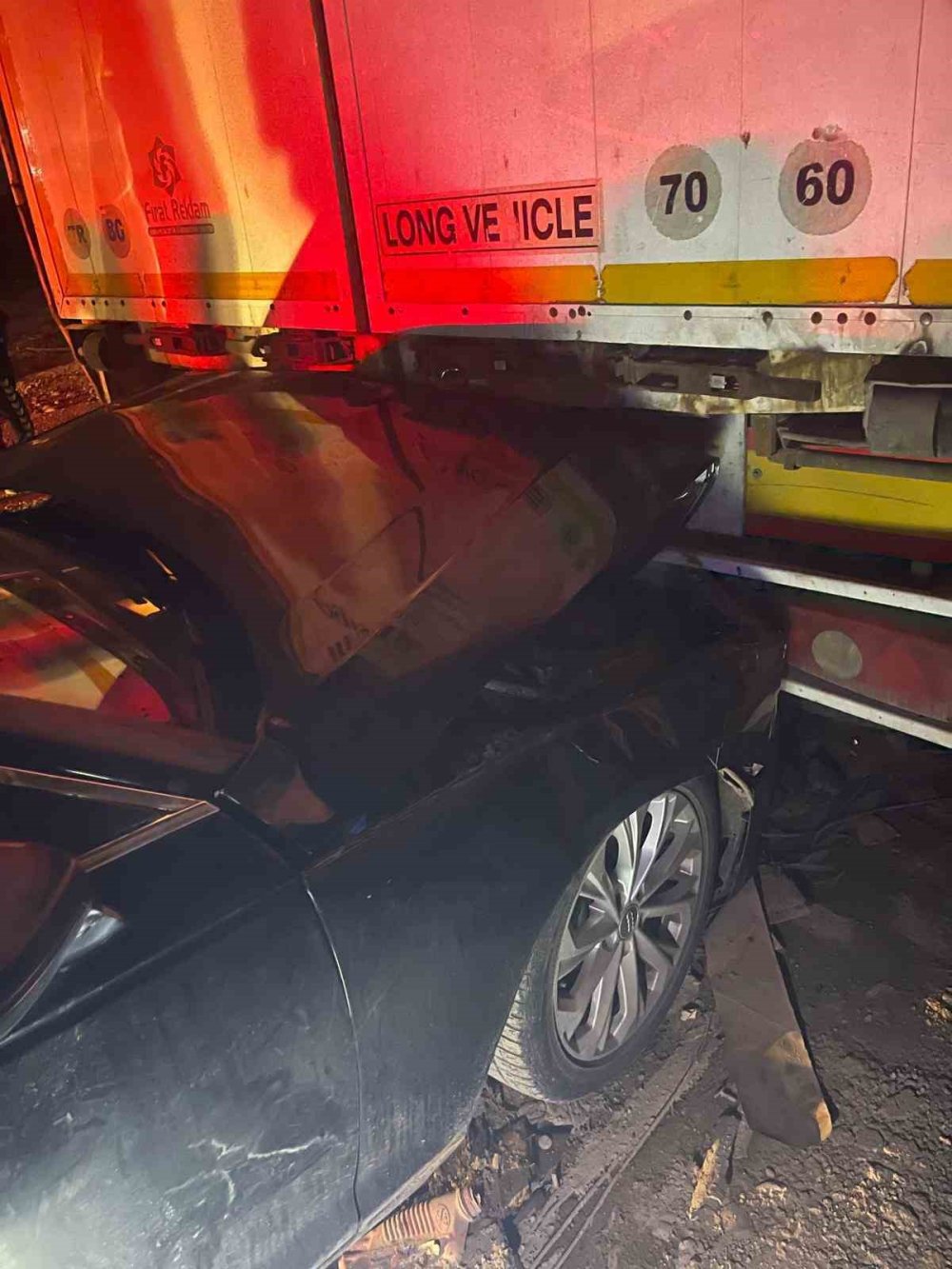 İki tır arasında sıkışan otomobil kağıt gibi ezildi: 1 yaralı