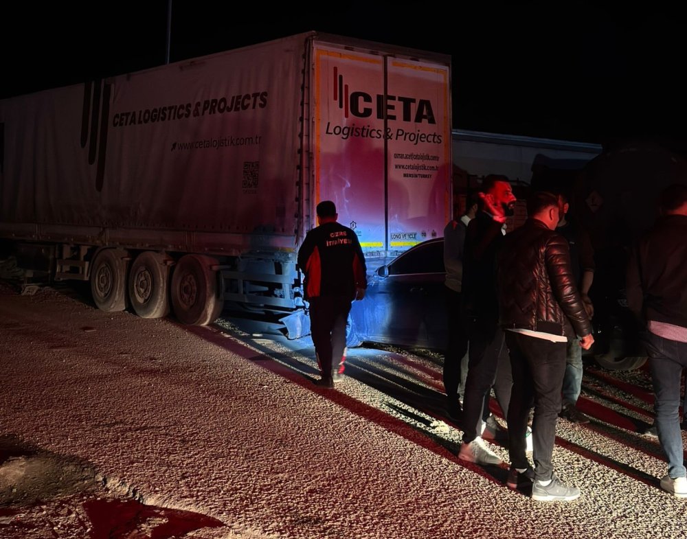 İki tır arasında sıkışan otomobil kağıt gibi ezildi: 1 yaralı