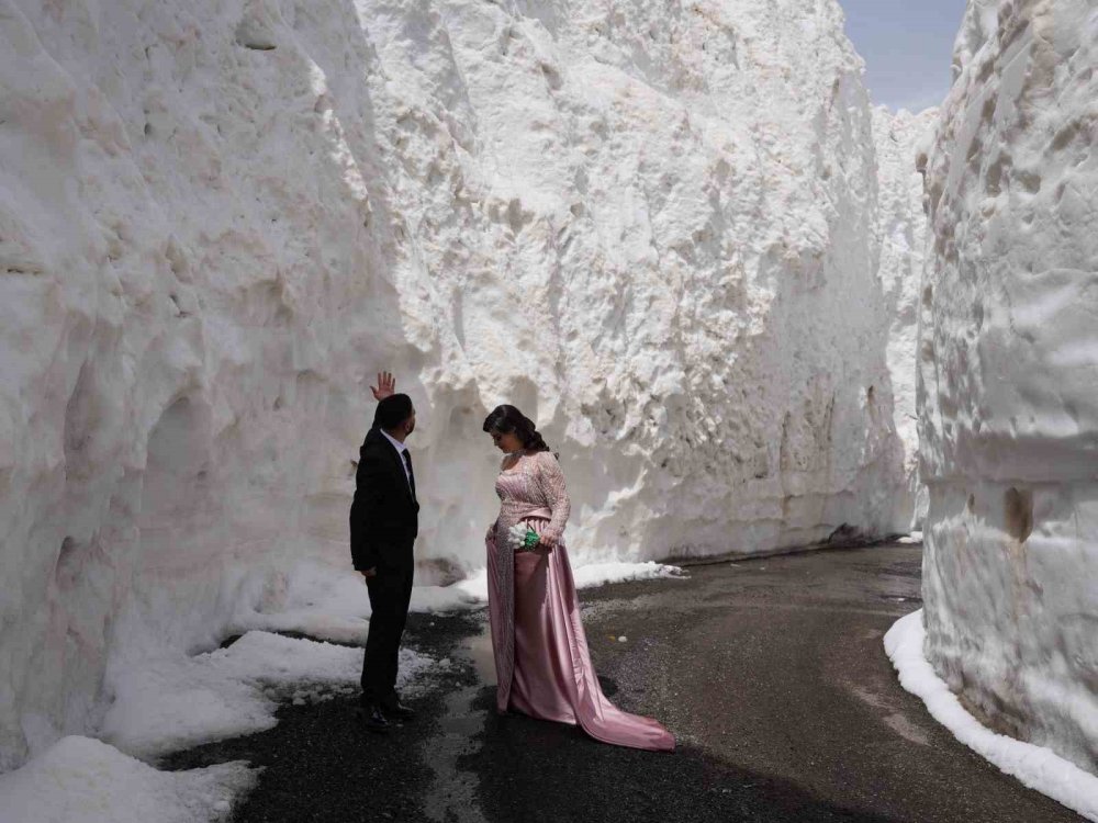 Gelin ve damat adayı kar tünelinde fotoğraf çekimi yaptı