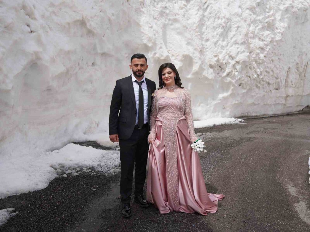 Gelin ve damat adayı kar tünelinde fotoğraf çekimi yaptı