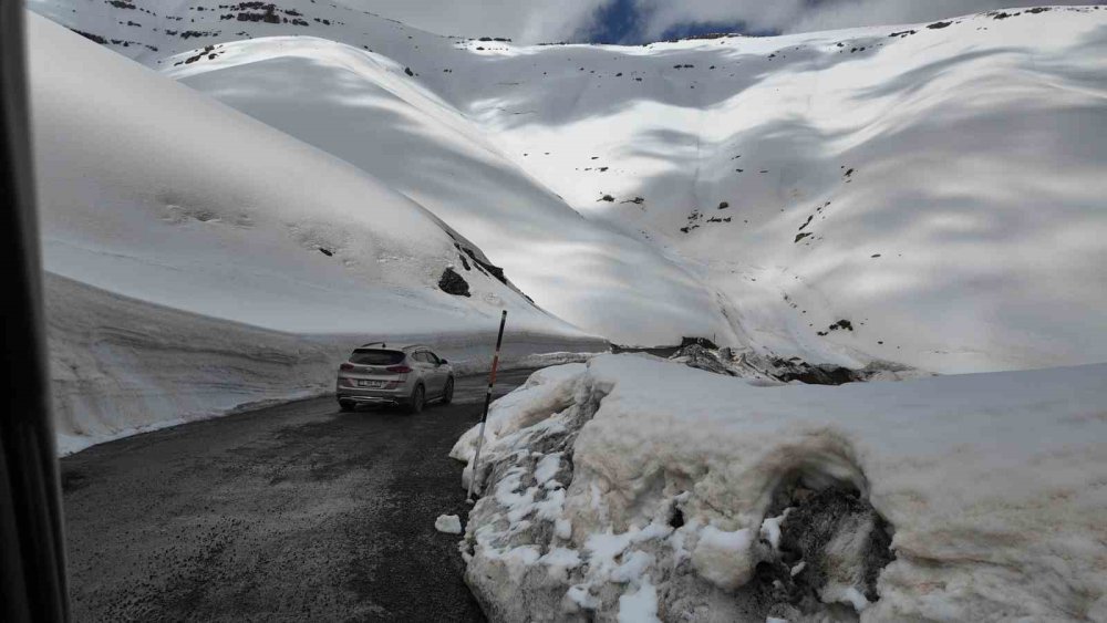 Gelin ve damat adayı kar tünelinde fotoğraf çekimi yaptı