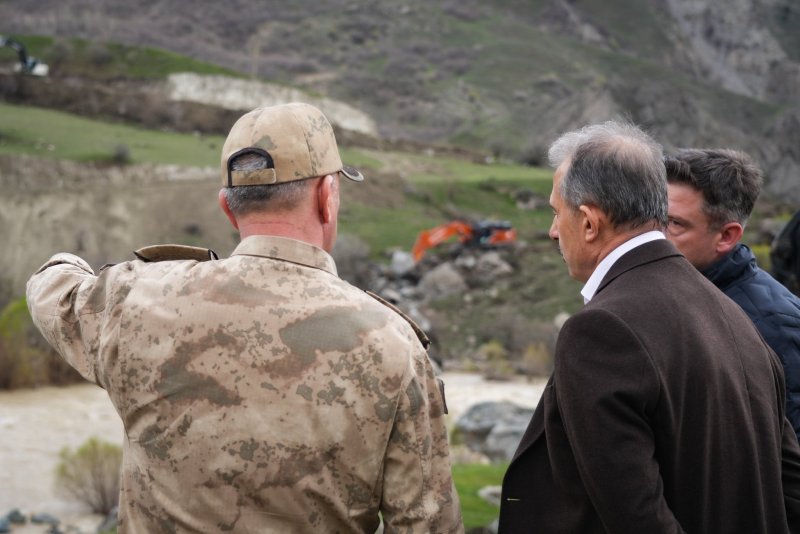 hakkari-valisi-ibrahim-tasyapan-heyelan-bolgesi-incelemesi.jpg