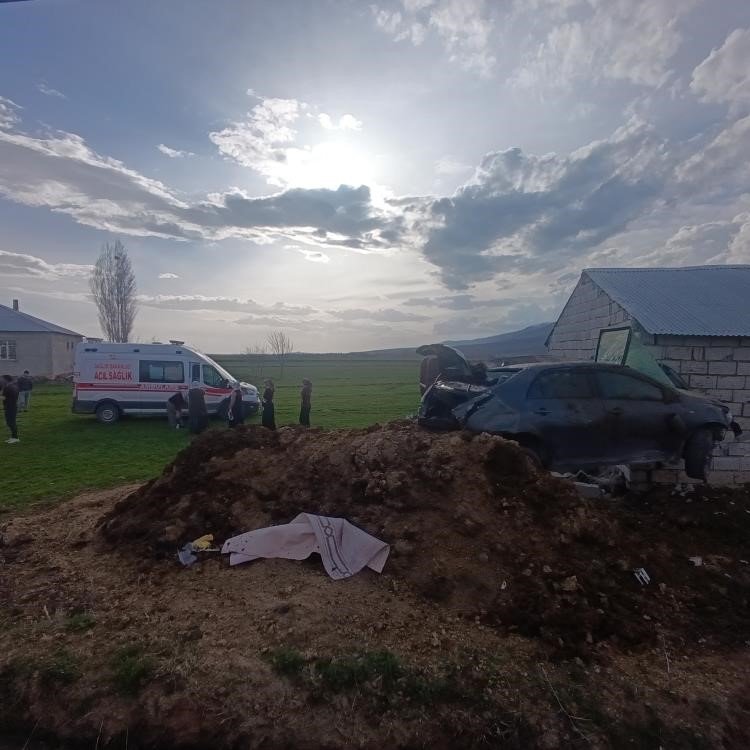 Kontrolden çıkan araç direği devirdi, samanlıkta durabildi: 1 yaralı