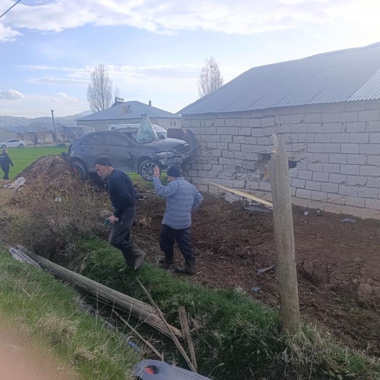 Kontrolden çıkan araç direği devirdi, samanlıkta durabildi: 1 yaralı