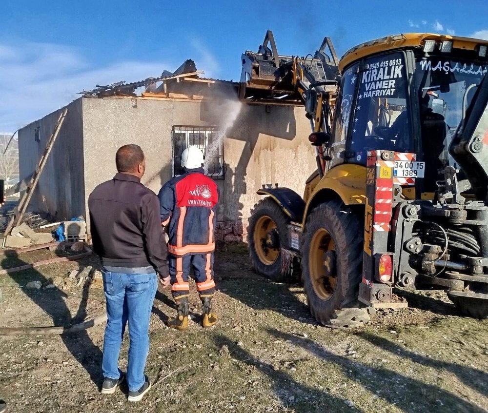 Özalp'ta ev yangını