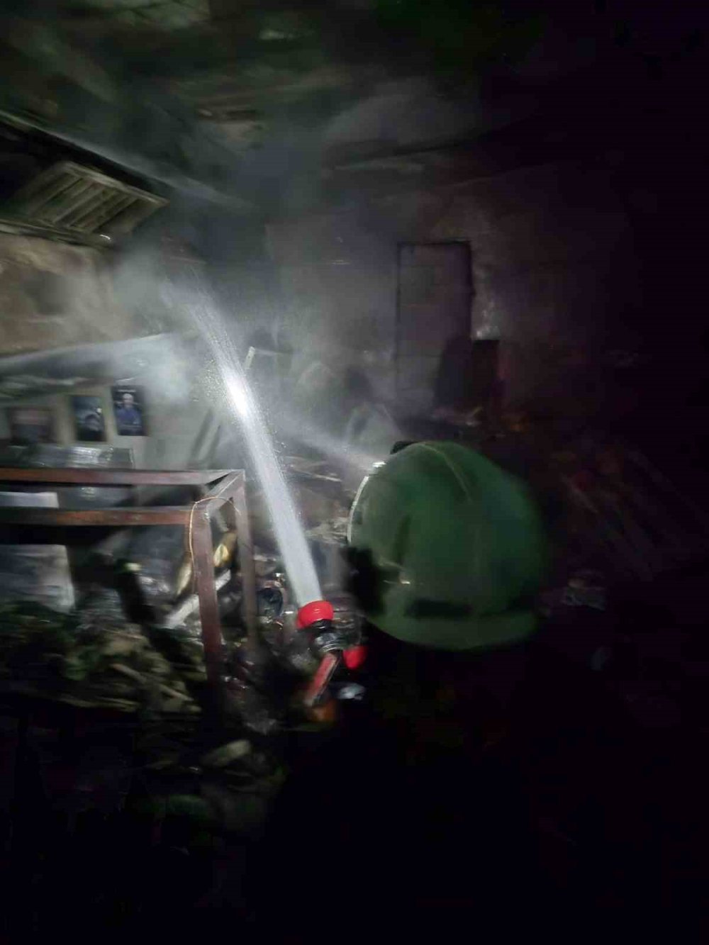 Silvan'da cam balkon üretimi yapılan iş yerinde yangın