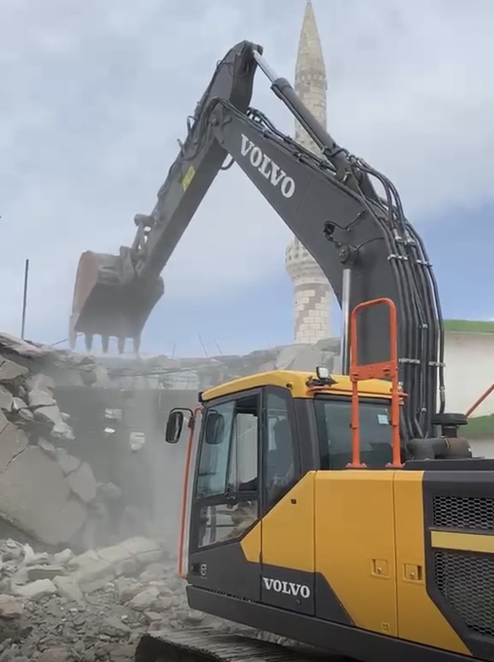 Maraş depremlerinde ağır hasar gören cami yıkıldı