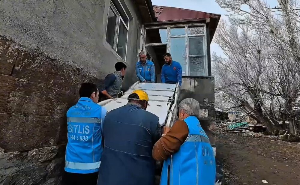 Ahlat'ta yatağa bağımlı hastaya ortopedik yatak hediye edildi