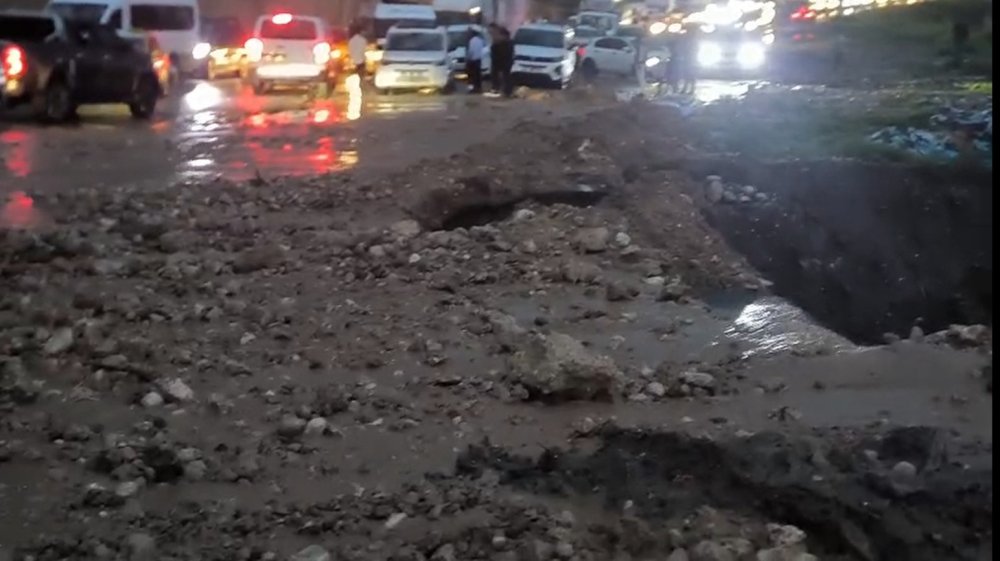 Cizre’de heyelan yolu kapattı, çok sayıda vatandaş mahsur kaldı