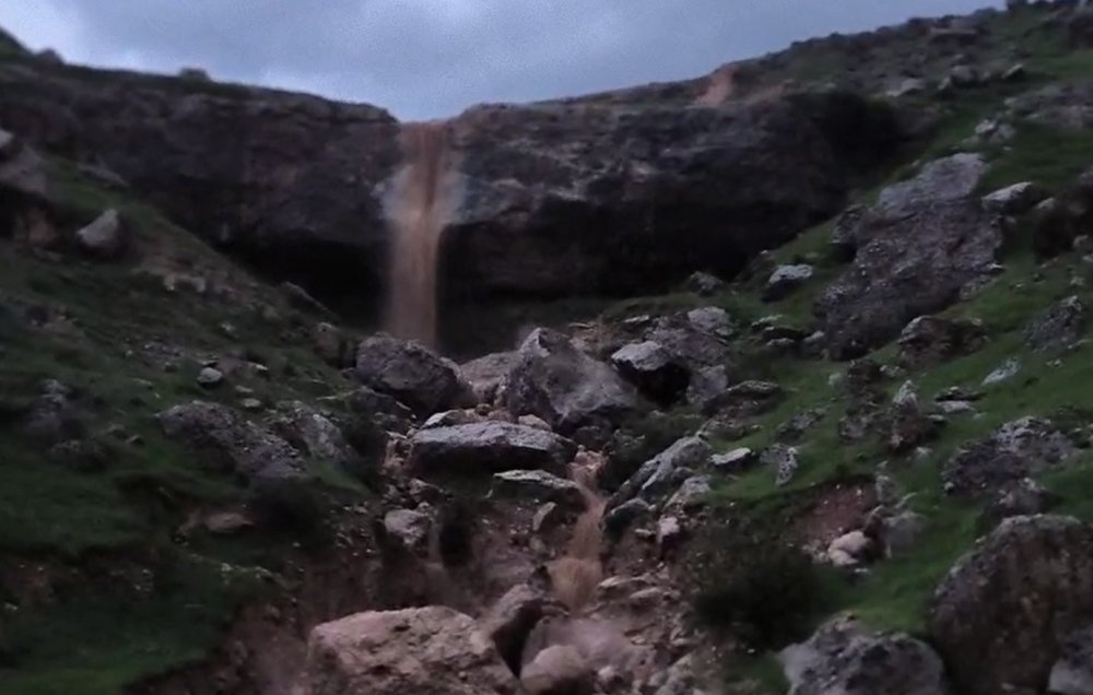 Cizre’de heyelan yolu kapattı, çok sayıda vatandaş mahsur kaldı