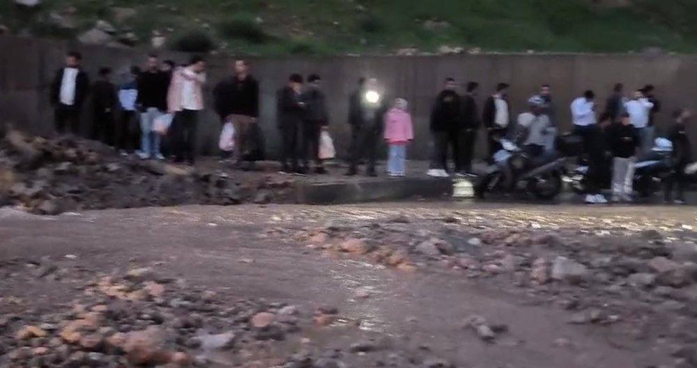 Cizre’de heyelan yolu kapattı, çok sayıda vatandaş mahsur kaldı