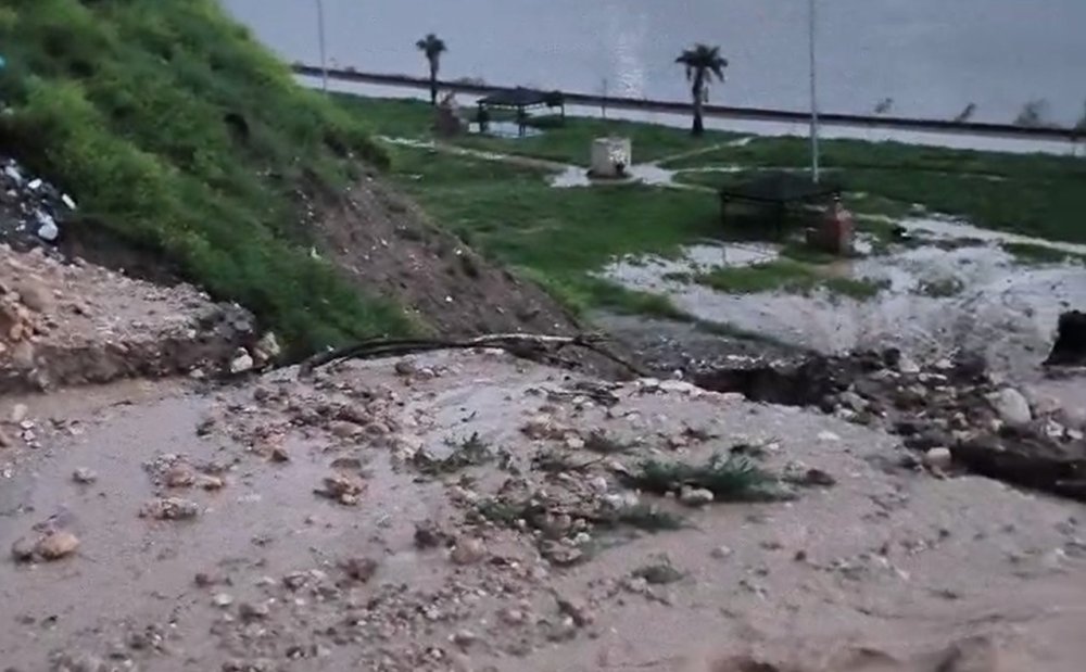 Cizre’de heyelan yolu kapattı, çok sayıda vatandaş mahsur kaldı
