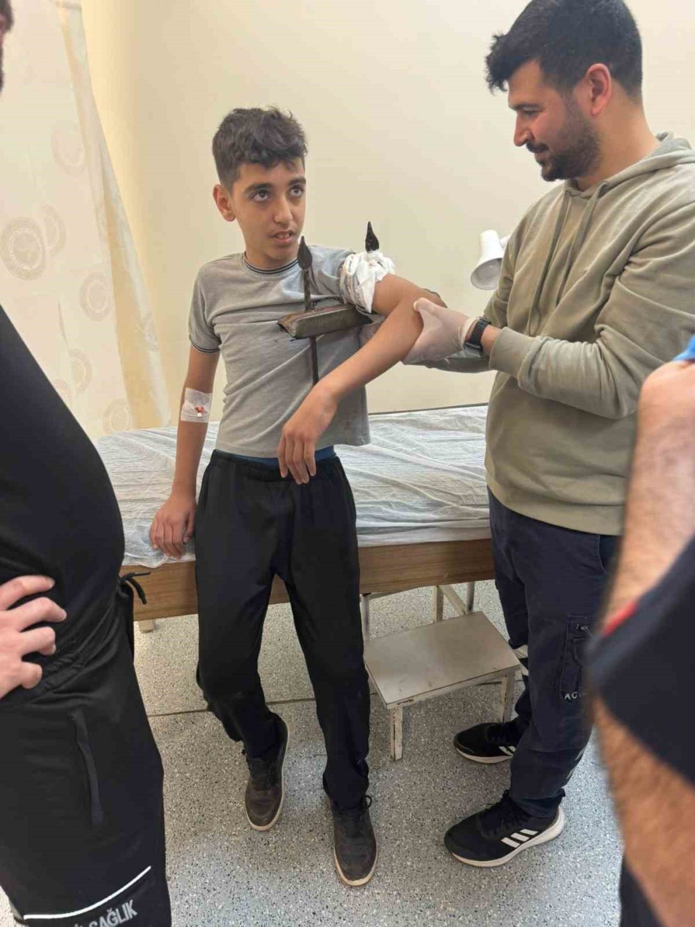 Demir korkuluk, küçük çocuğun koluna saplandı