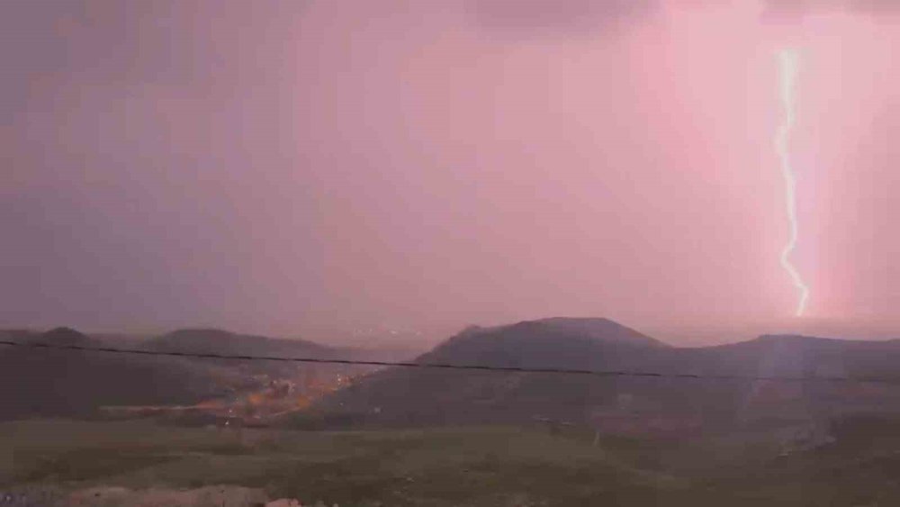 Mardin’de şimşek ve yıldırımlar geceyi aydınlattı