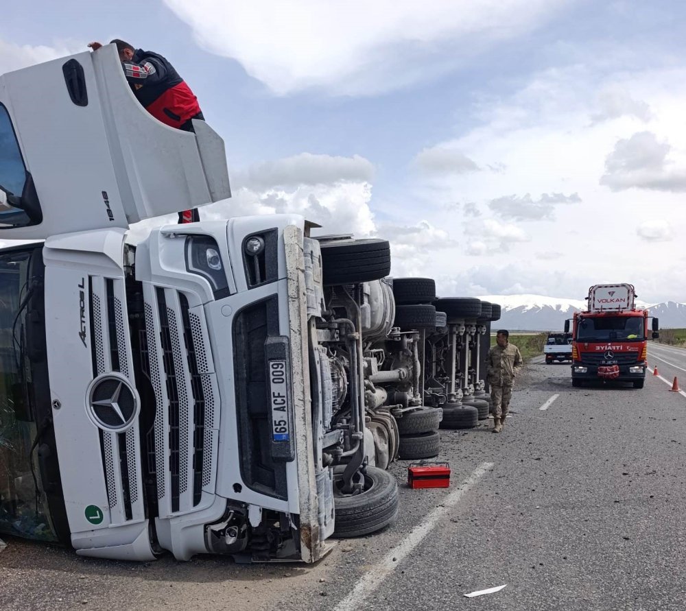 Van-Erciş yolunda tır devrildi: 1 yaralı