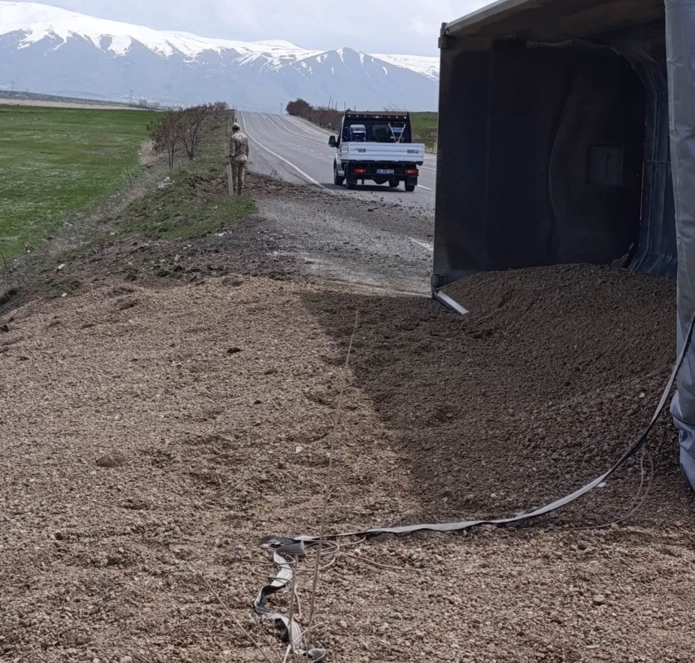 Van-Erciş yolunda tır devrildi: 1 yaralı