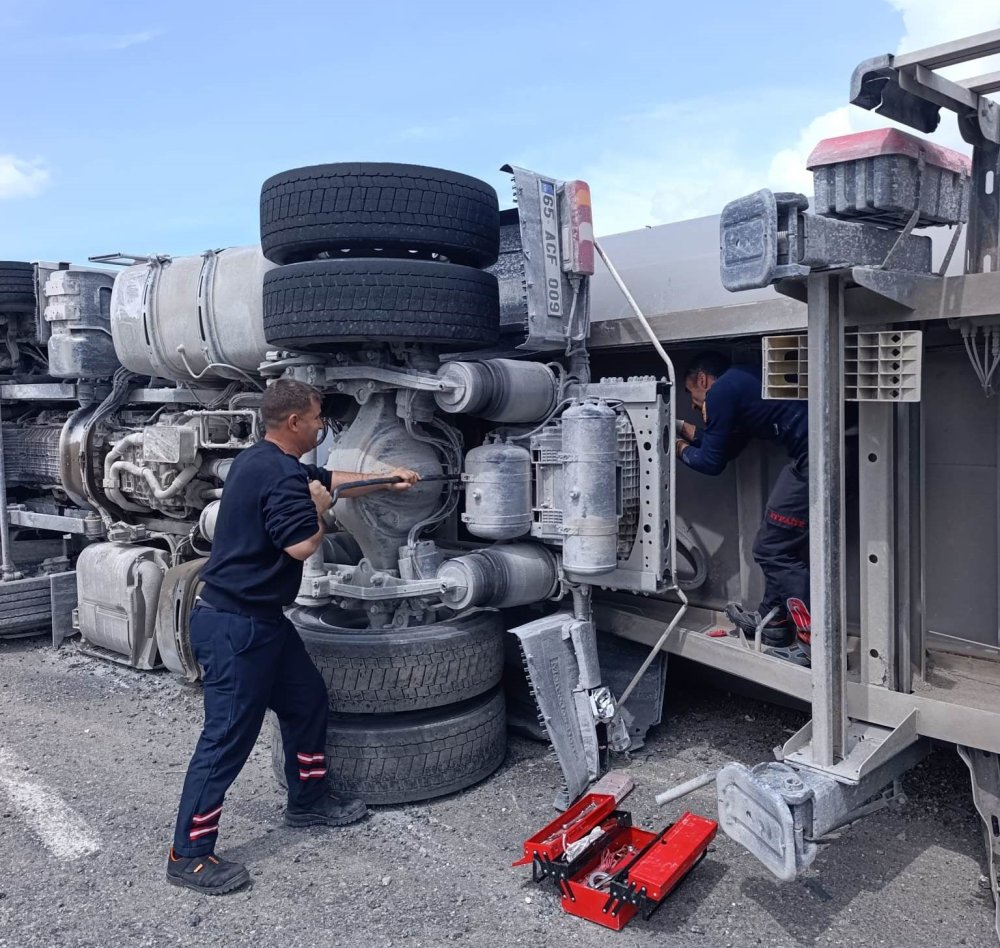 Van-Erciş yolunda tır devrildi: 1 yaralı