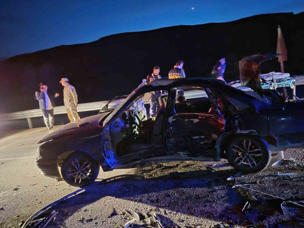 Van’da göçmenleri taşıyan otomobil kaza yaptı: 7 yaralı