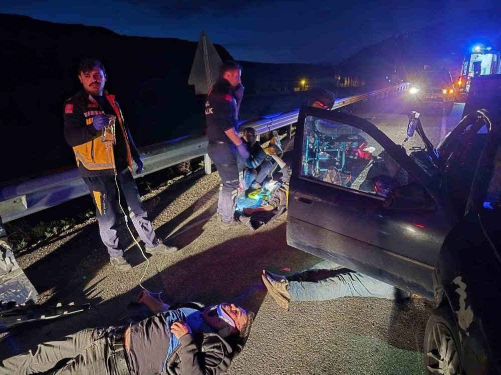 Van’da göçmenleri taşıyan otomobil kaza yaptı: 7 yaralı