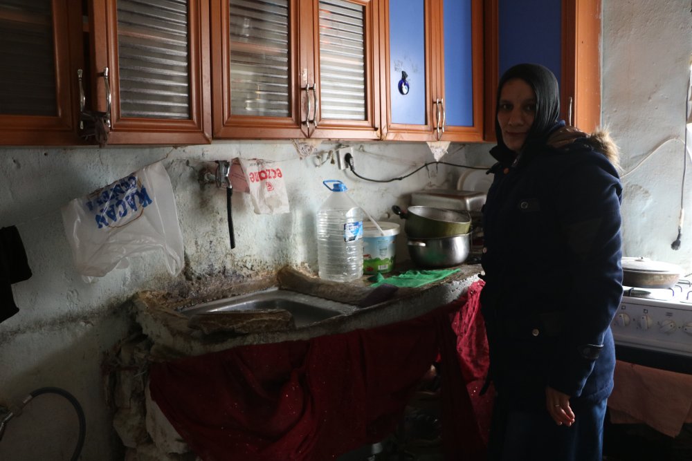 Yıkılmak üzere olan evde 6 kişilik ailenin yaşam mücadelesi