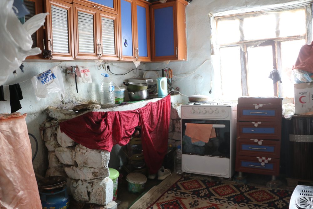 Yıkılmak üzere olan evde 6 kişilik ailenin yaşam mücadelesi