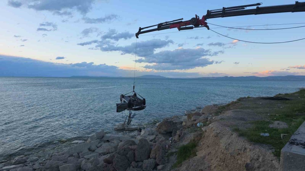 Van Gölü’ne uçan otomobil çıkarıldı