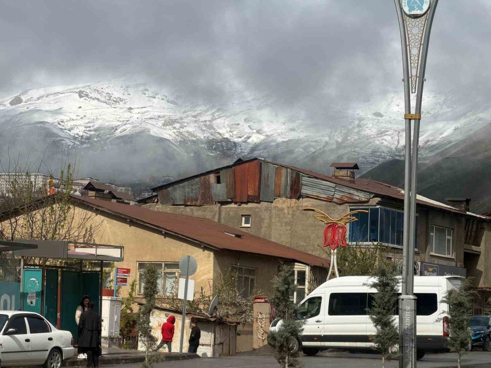 Sümbül Dağı mayısta beyaza büründü