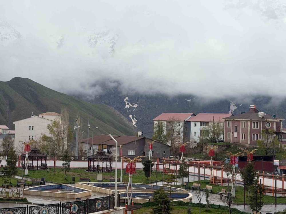 Sümbül Dağı mayısta beyaza büründü
