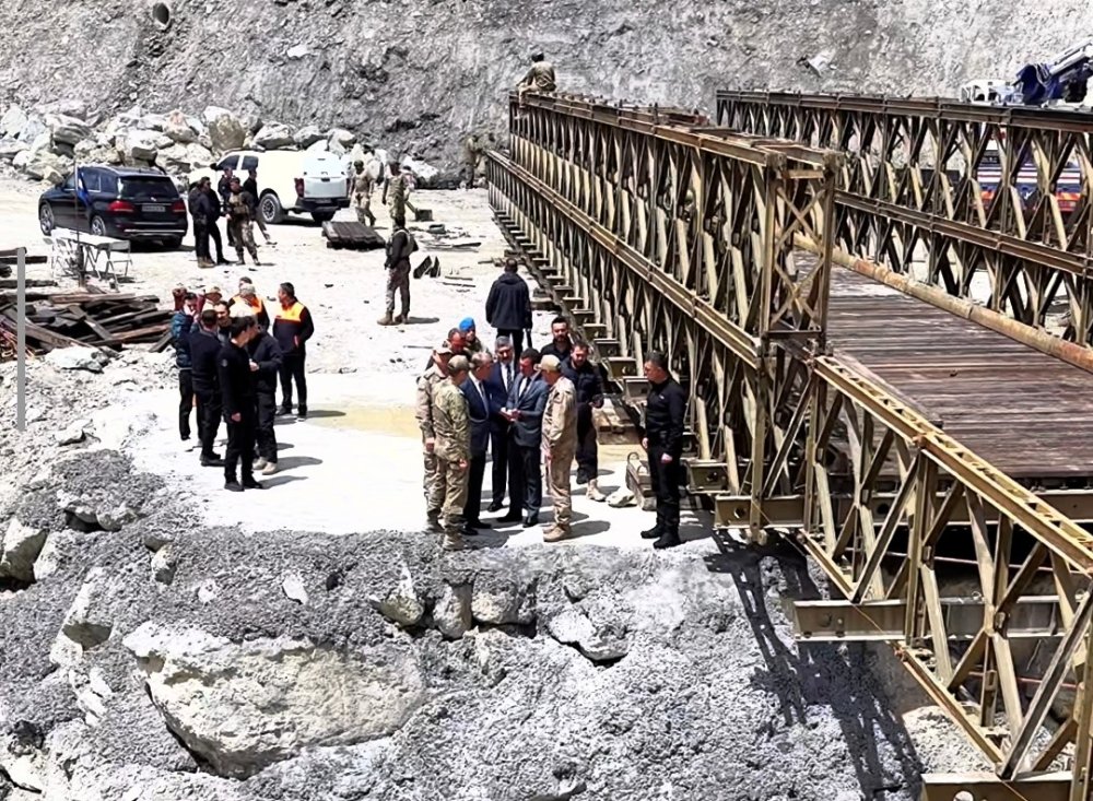 Vali Taşyapan, Hakkari yolundaki panel köprü çalışmalarını inceledi