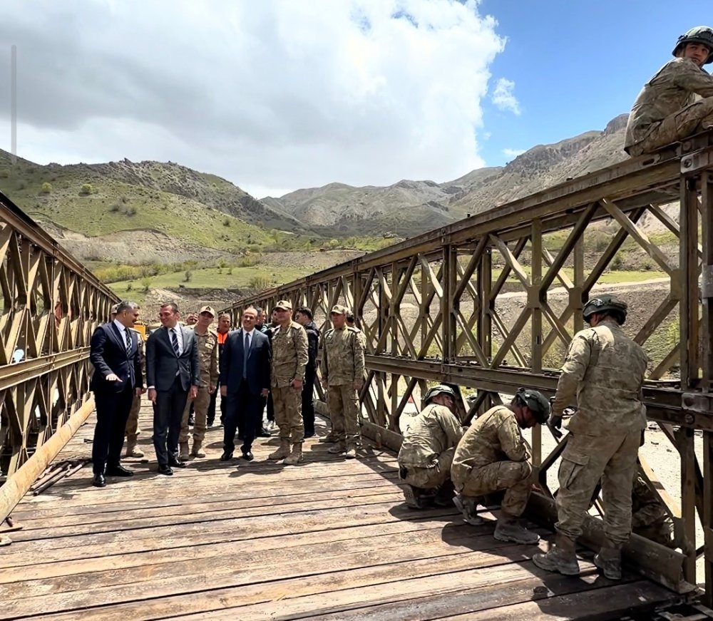 Vali Taşyapan, Hakkari yolundaki panel köprü çalışmalarını inceledi