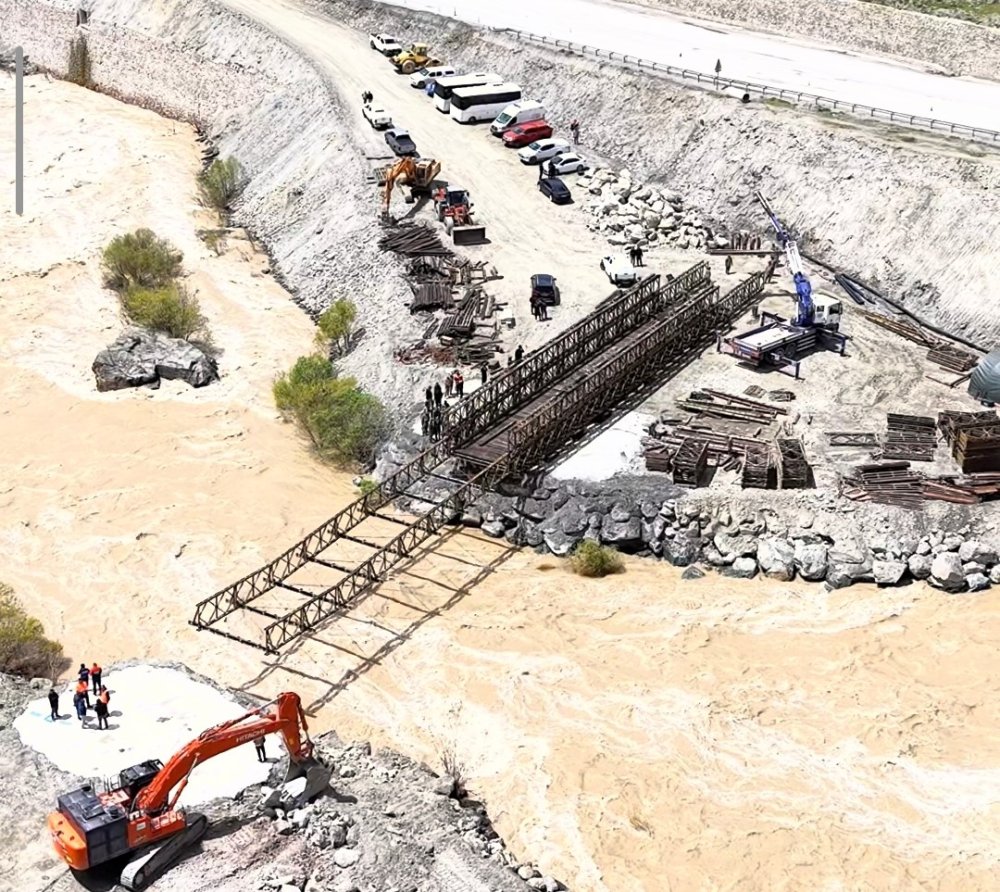 Vali Taşyapan, Hakkari yolundaki panel köprü çalışmalarını inceledi