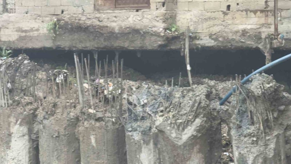 Hakkari TSM binasının fore kazıkları devrildi, iki bina askıda kaldı