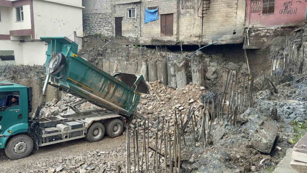 Hakkari TSM binasının fore kazıkları devrildi, iki bina askıda kaldı