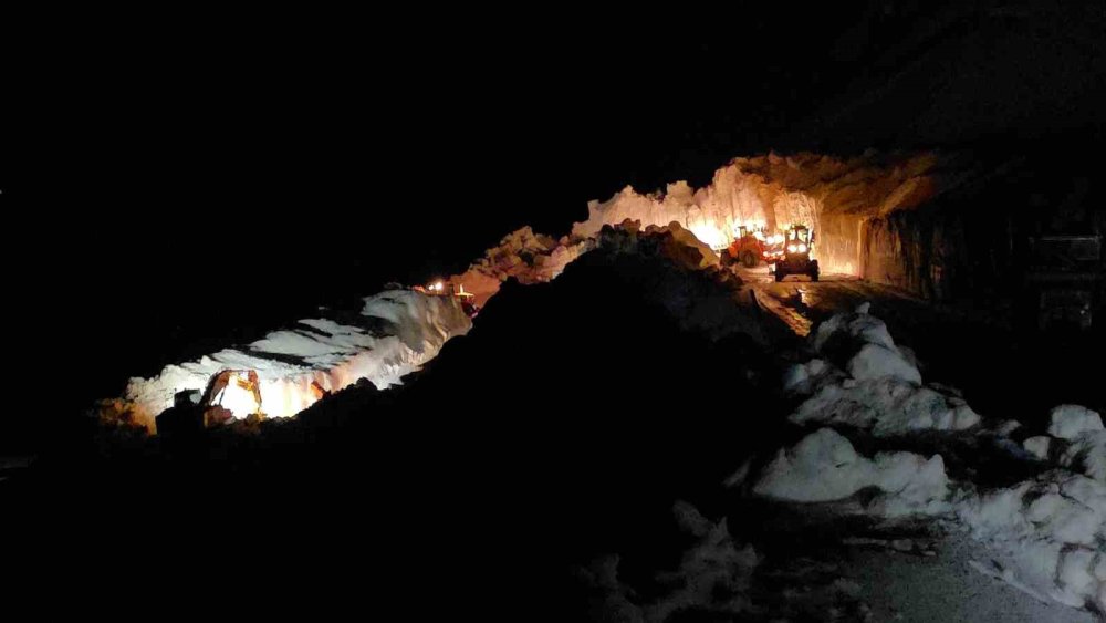 Van-Bahçesaray yolunda gece mesaisi