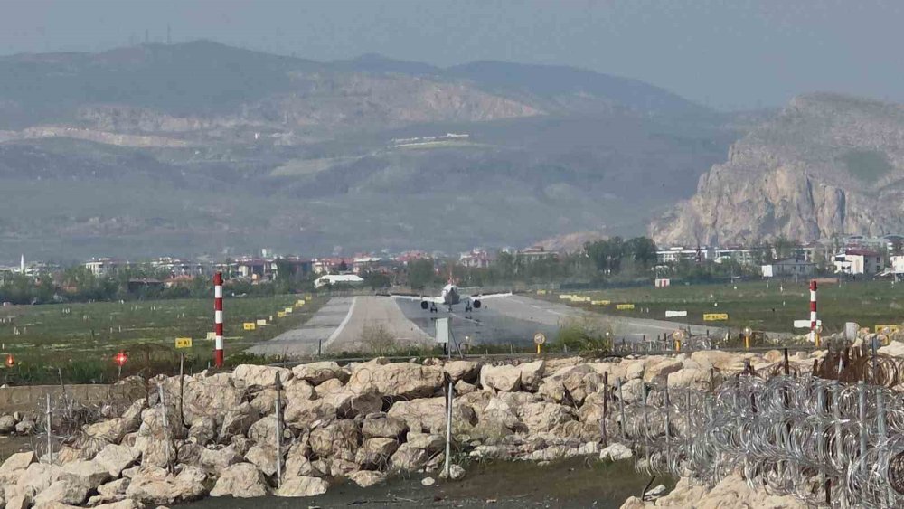 Erzurum’a yönlendirilen uçak, rötarlı olarak Van’a indi