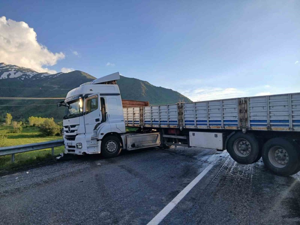 Tatvan yolunda korkutan kaza: 1’i ağır 6 yaralı