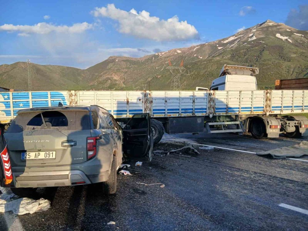 Tatvan yolunda korkutan kaza: 1’i ağır 6 yaralı