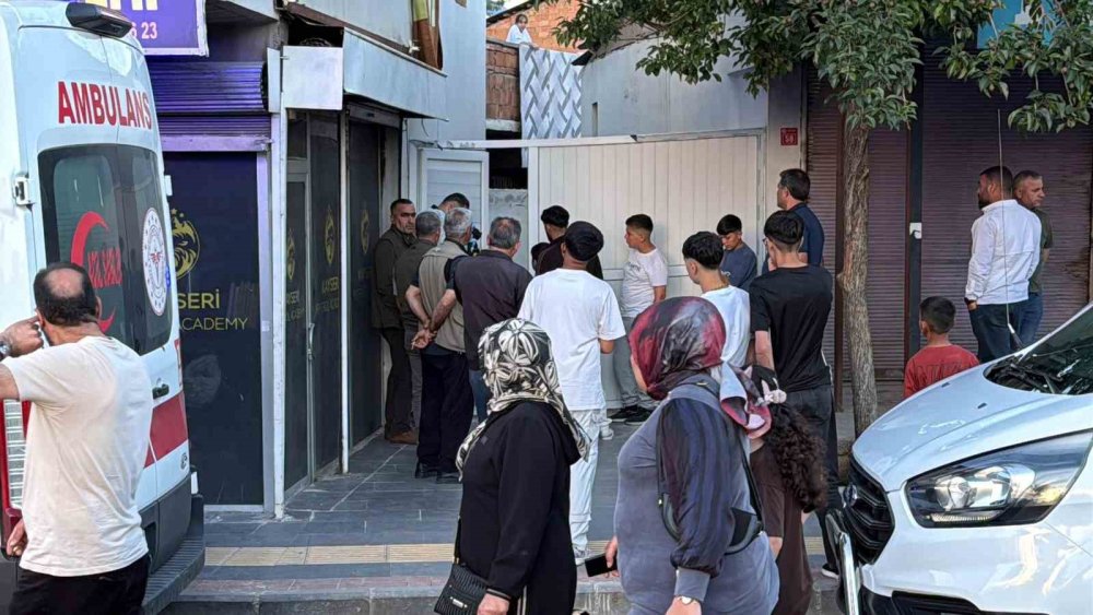 Ağaca asılı halde ölü bulundu