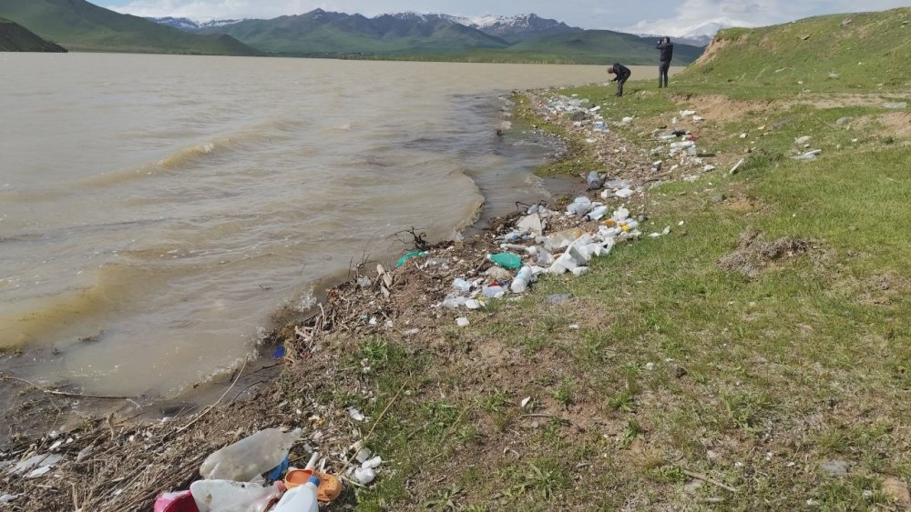 Erciş'teki Koçköprü Barajı’nda atıklar tehlike saçıyor