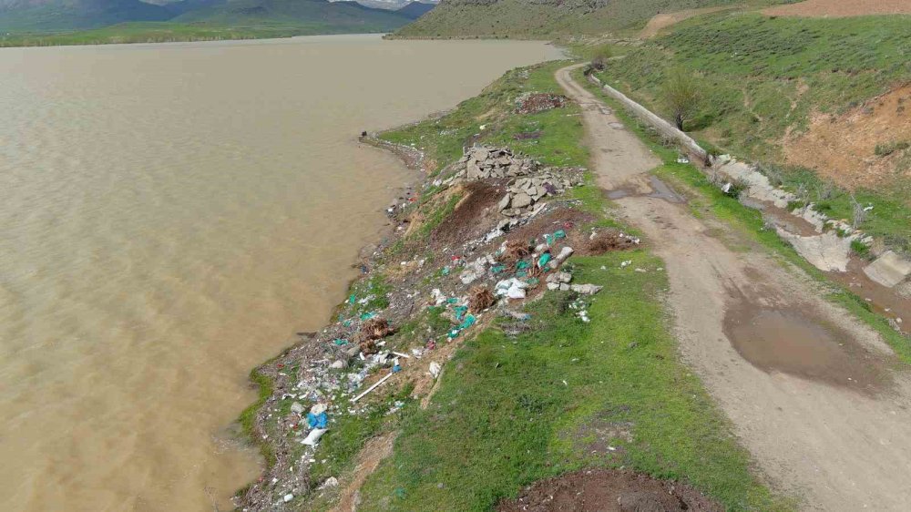 Erciş'teki Koçköprü Barajı’nda atıklar tehlike saçıyor