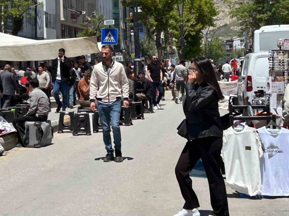 Van’da bayram yoğunluğu: Caddeler doldu taştı